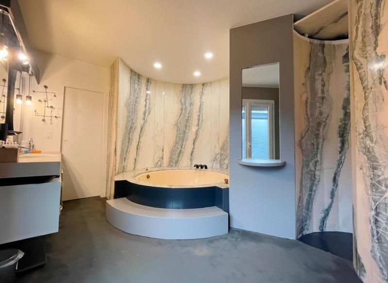 Propriété - 203 m² - 9 pièces