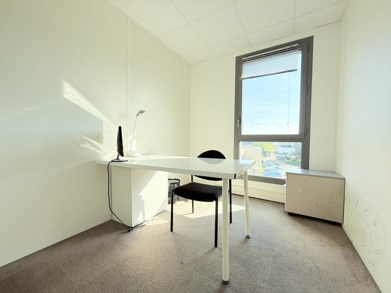 Bureau - 68 m² - 7 pièces