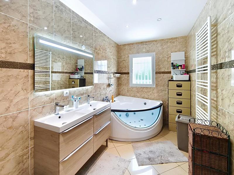 Maison - 219 m² - 7 pièces