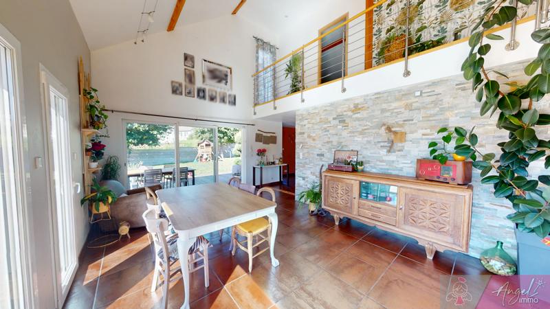 Maison - 234 m² - 10 pièces