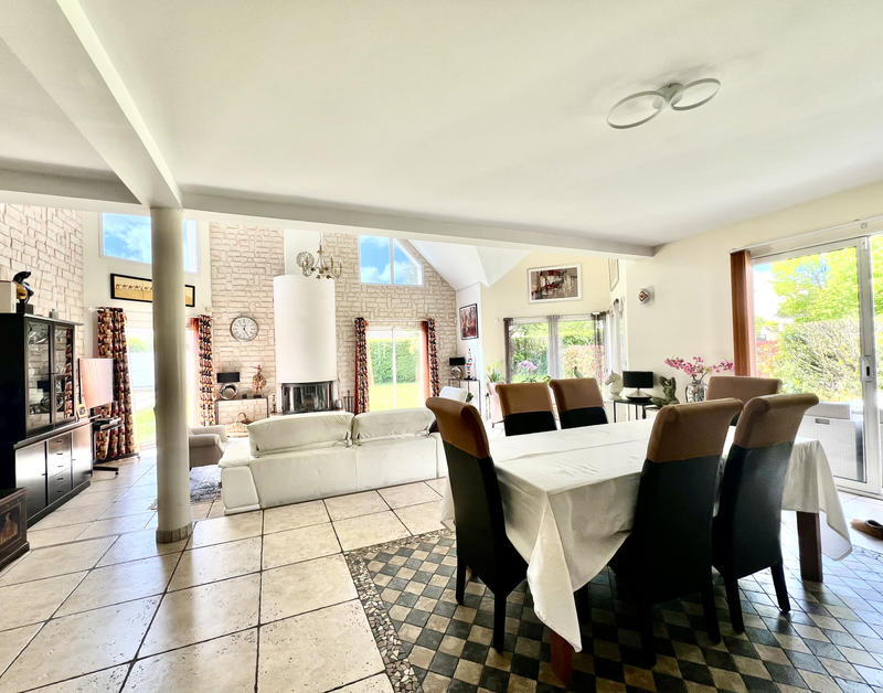 Maison - 221 m² - 8 pièces