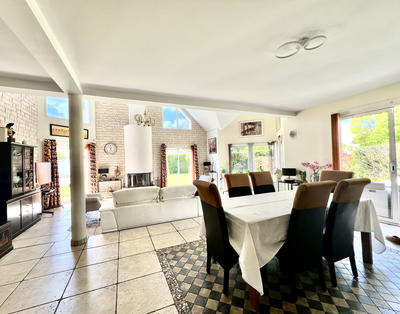 Maison - 221 m² - 8 pièces