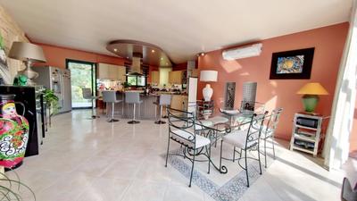 Maison - 215 m² - 9 pièces