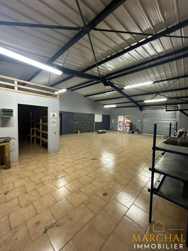 Entrepôt - 700 m²