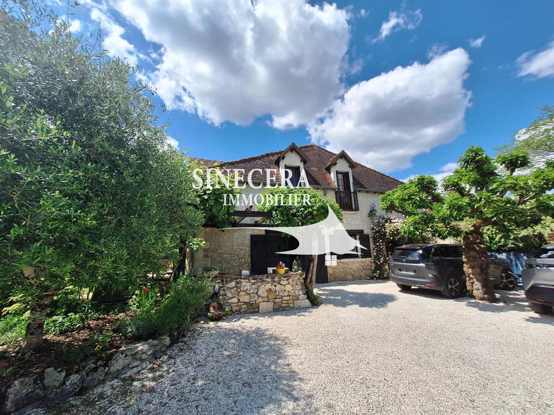 Maison - 230 m² - 8 pièces