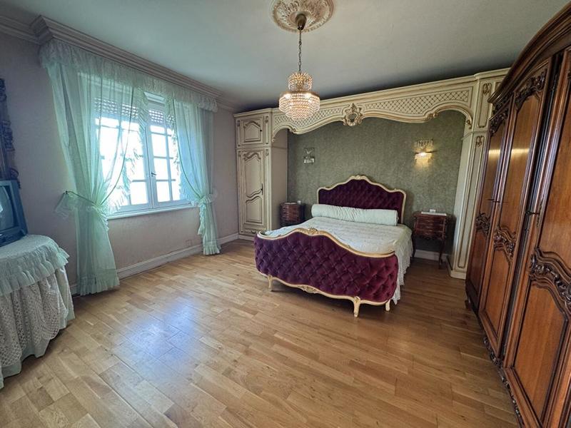 Maison - 209 m² - 9 pièces