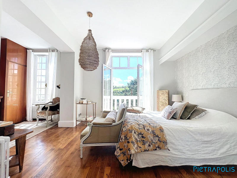 Maison - 300 m² - 8 pièces