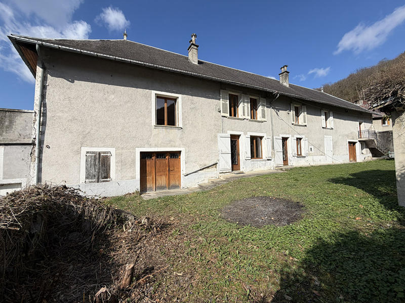 Maison - 218 m² - 9 pièces