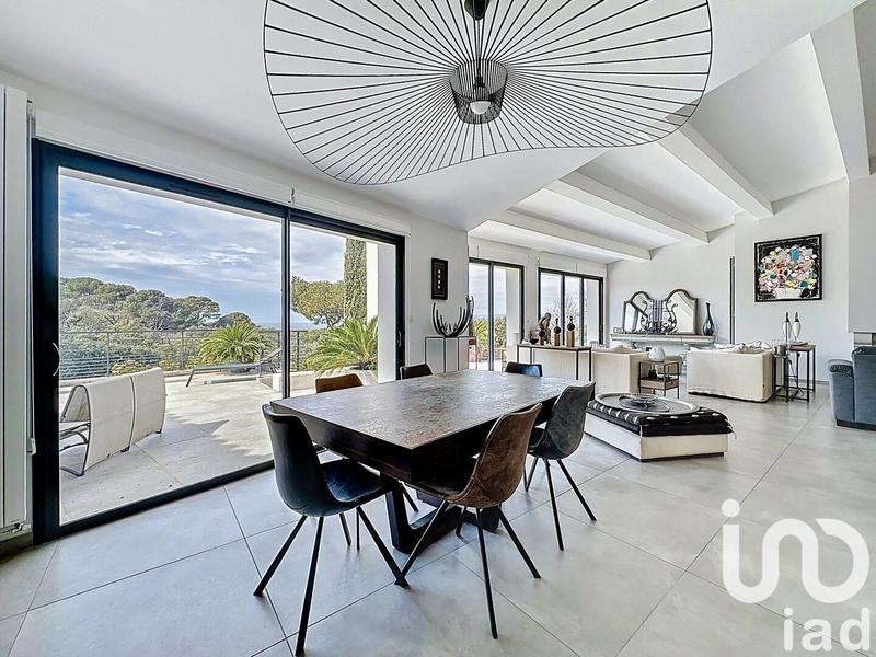 Maison - 247 m² - 7 pièces