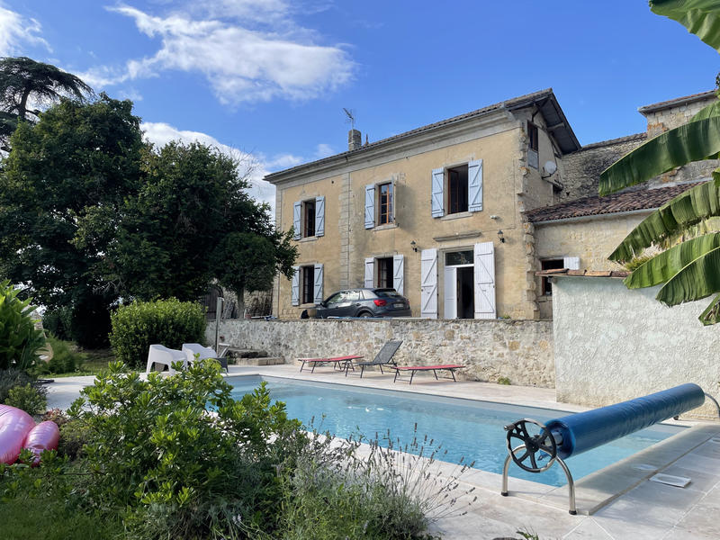 Maison - 220 m² - 8 pièces