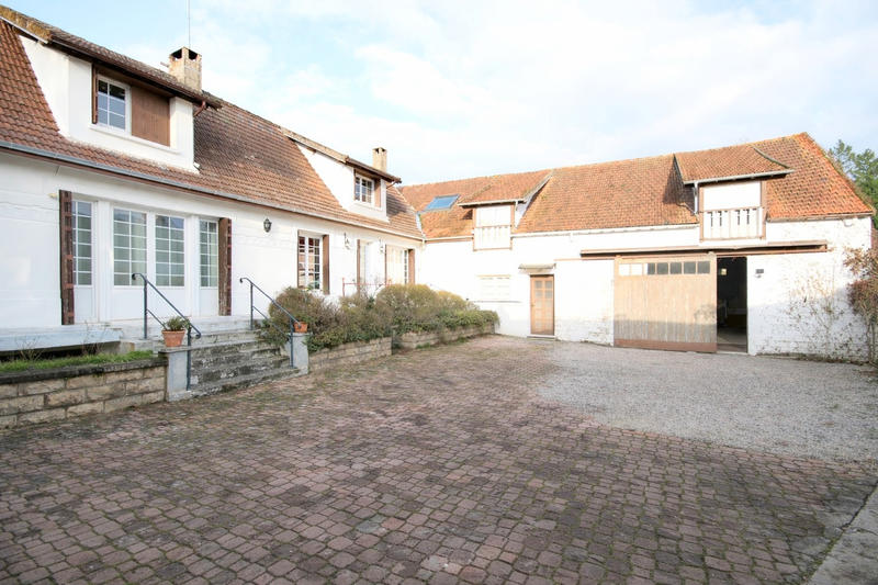 Maison - 370 m² - 11 pièces