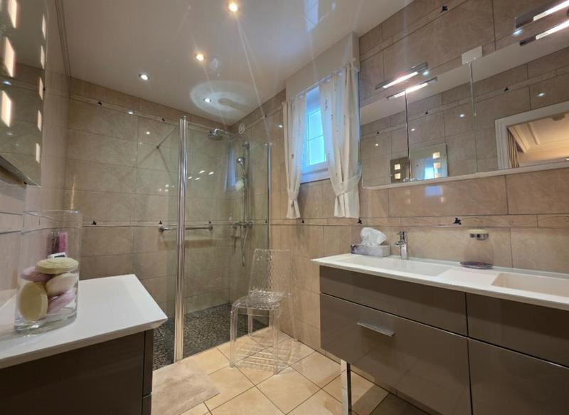 Pavillon - 164 m² - 7 pièces