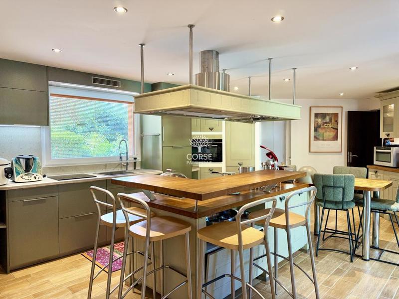 Propriété - 242 m² - 7 pièces