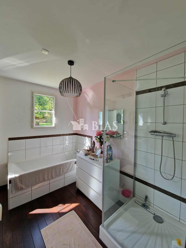 Maison - 218 m² - 8 pièces