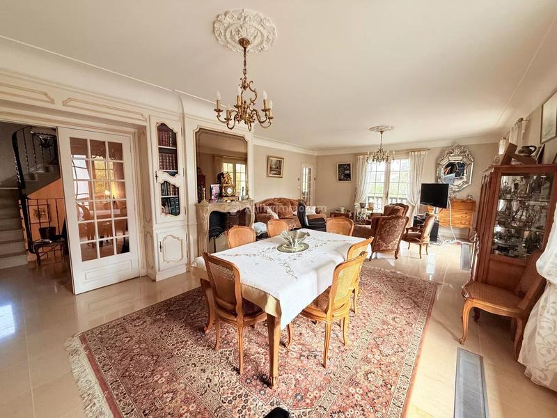 Maison - 218 m² - 9 pièces