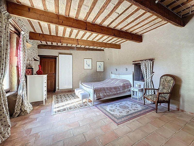 Maison - 331 m² - 9 pièces