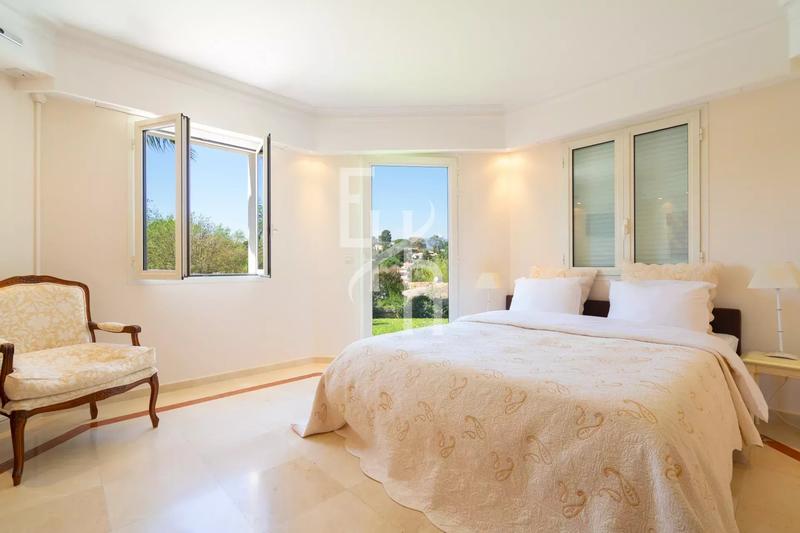 Villa - 329 m² - 10 pièces