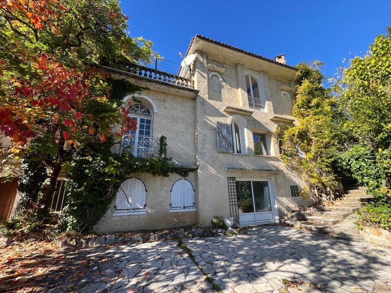 Maison - 240 m² - 9 pièces