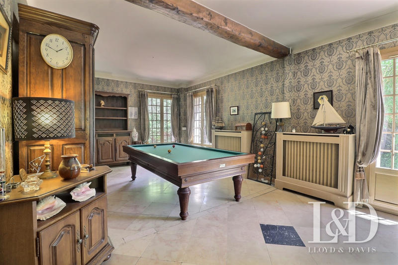 Maison - 425 m² - 14 pièces