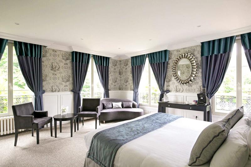 Demeure - 1 736 m² - 30 pièces