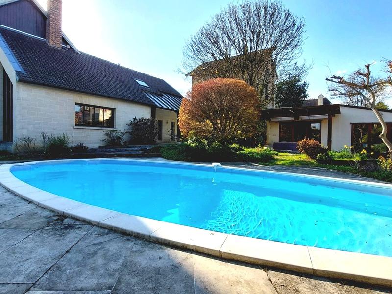 Maison - 330 m² - 9 pièces