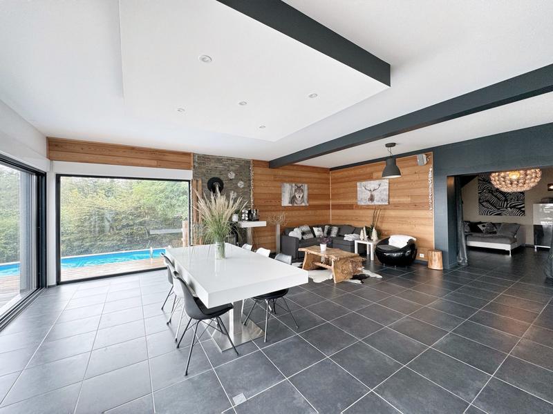 Maison - 211 m² - 5 pièces