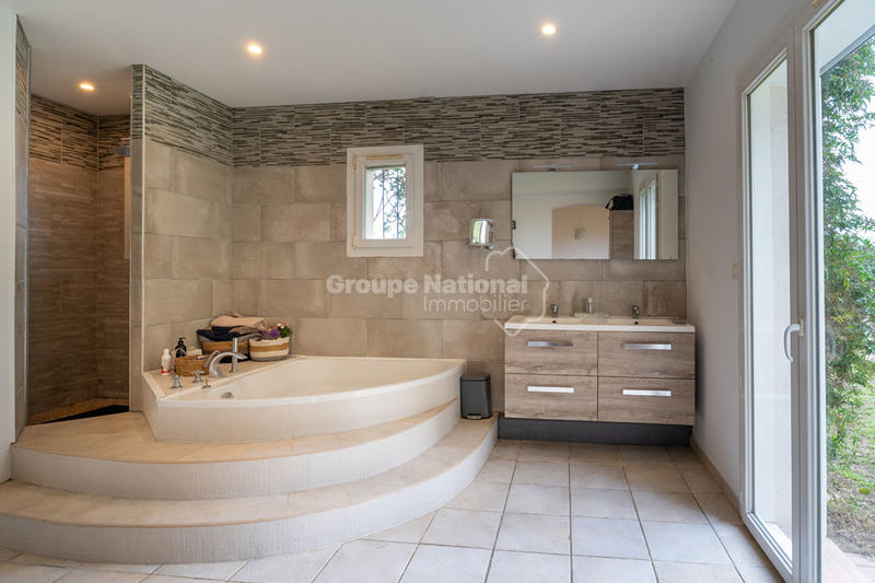 Maison - 241 m² - 6 pièces