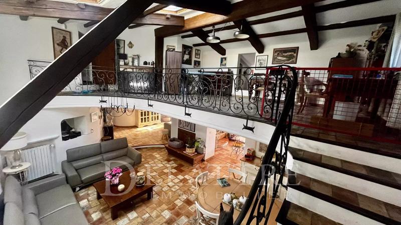 Propriété - 350 m² - 12 pièces