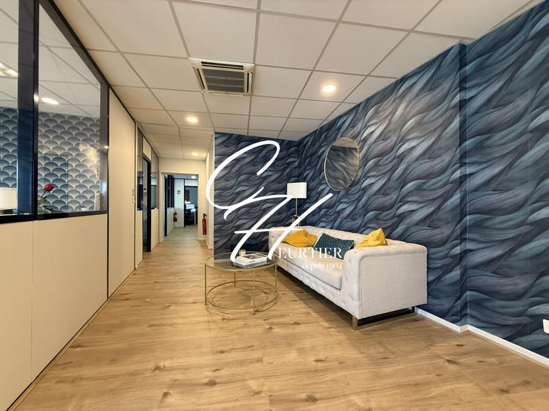 Local commercial - 334 m² - 14 pièces