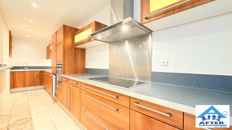 Maison - 239 m² - 8 pièces