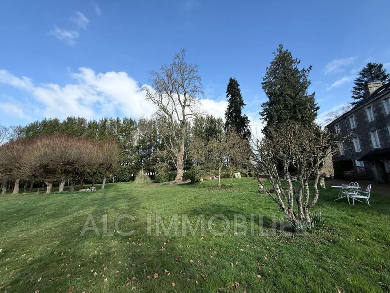 Propriété - 1 040 m² - 24 pièces