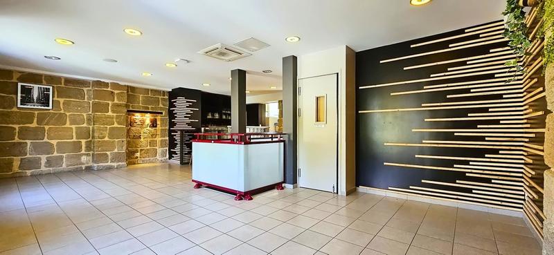 Local commercial - 214 m² - 7 pièces