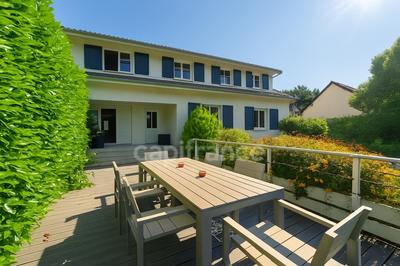 Maison - 222 m² - 8 pièces