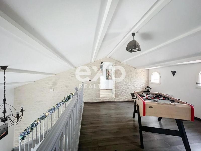 Maison - 235 m² - 8 pièces