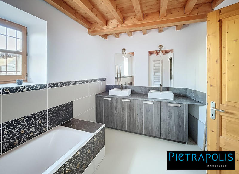 Maison - 277 m² - 9 pièces