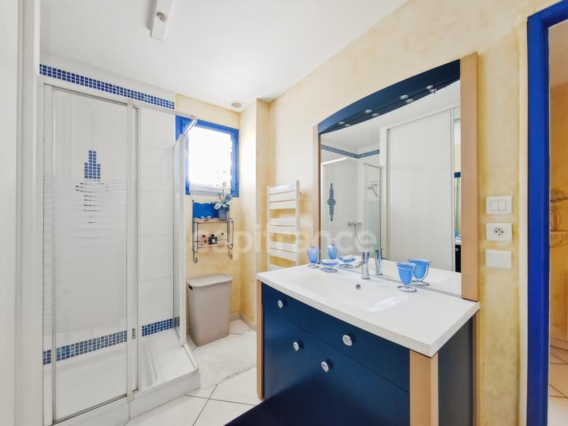 Maison - 250 m² - 8 pièces