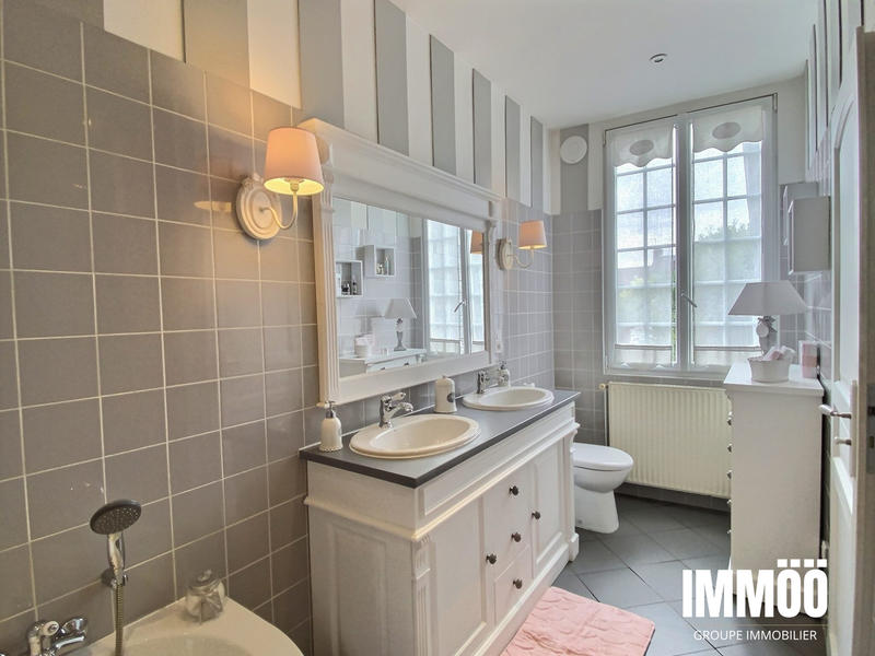 Maison - 225 m² - 10 pièces