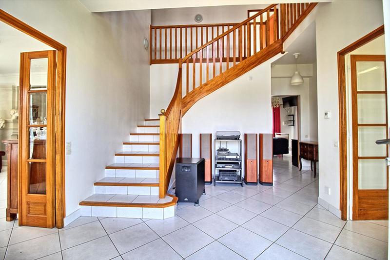 Maison - 240 m² - 9 pièces