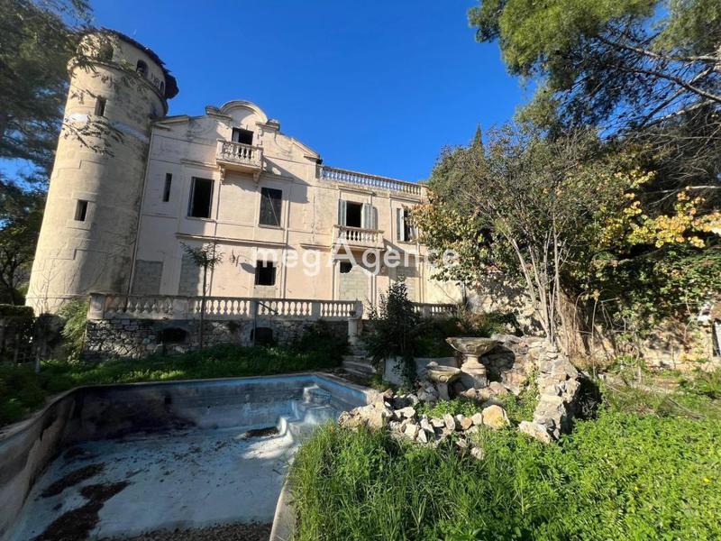 Maison - 740 m² - 18 pièces