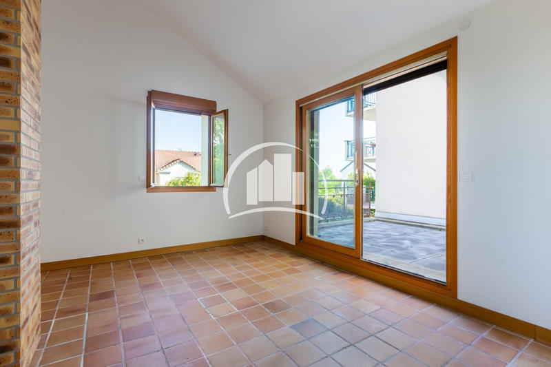 Maison - 250 m² - 6 pièces