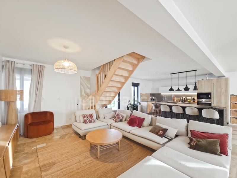 Maison - 200 m² - 7 pièces