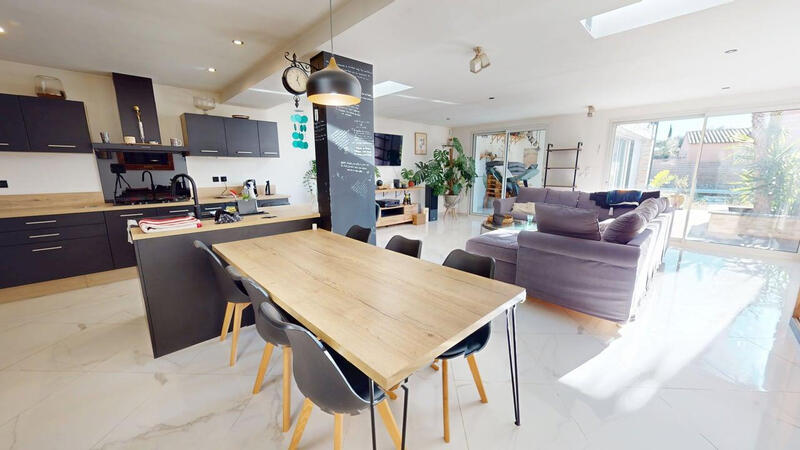 Maison - 214 m² - 8 pièces