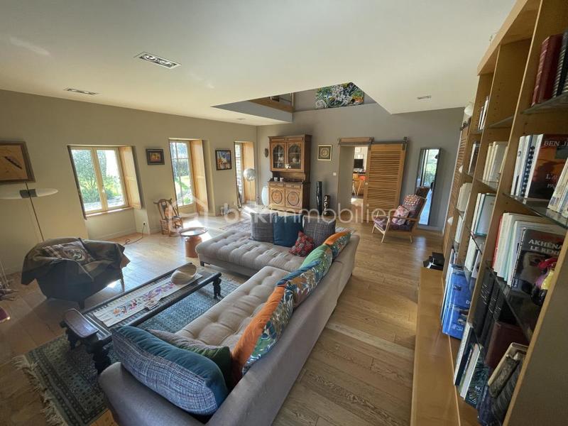 Demeure - 337 m² - 11 pièces