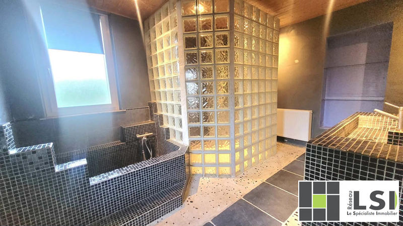 Maison - 245 m² - 8 pièces