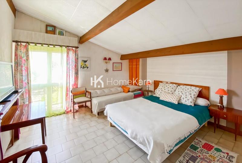 Maison - 270 m² - 9 pièces