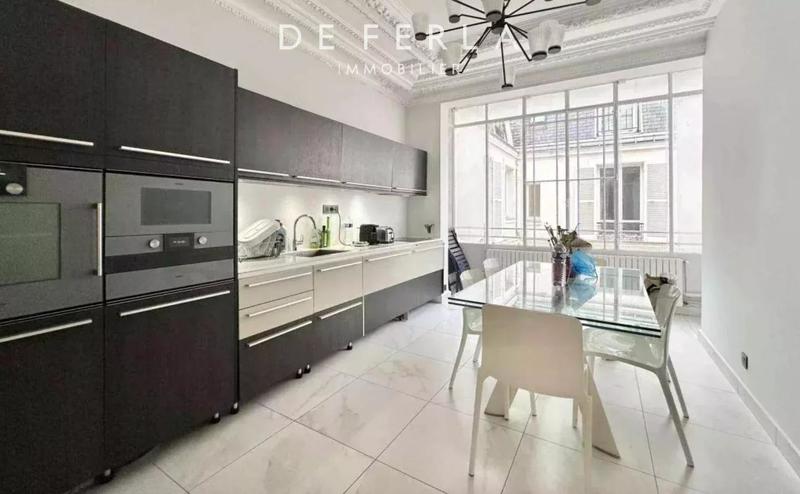 Appartement - 241 m² - 7 pièces