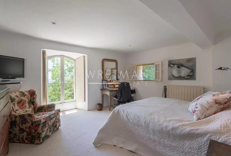 Propriété - 305 m² - 10 pièces