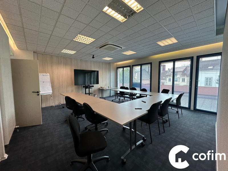 Local d'activités - 700 m² - 27 pièces