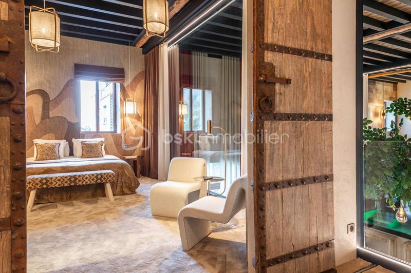 Maison - 303 m² - 8 pièces