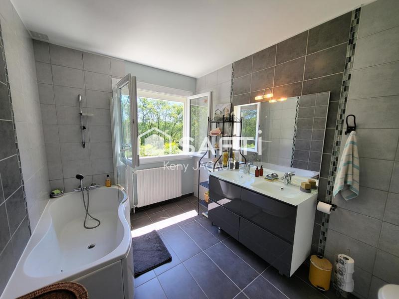 Maison - 211 m² - 8 pièces